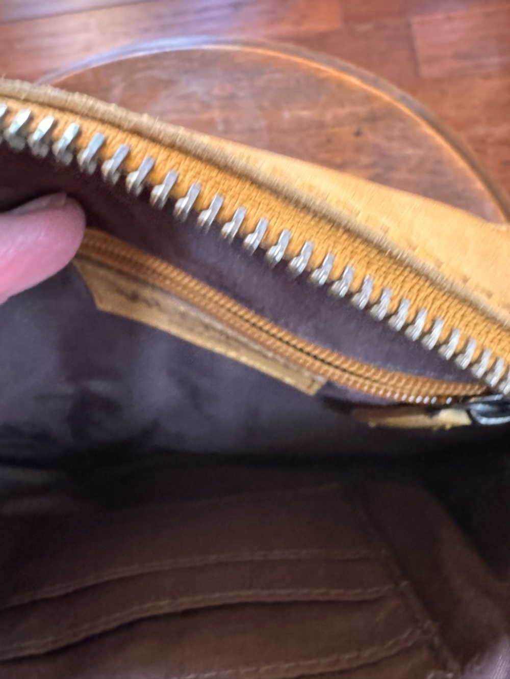 Vilencia Woven Leather  Round Crossbody Bag - Picture 14 of 16
